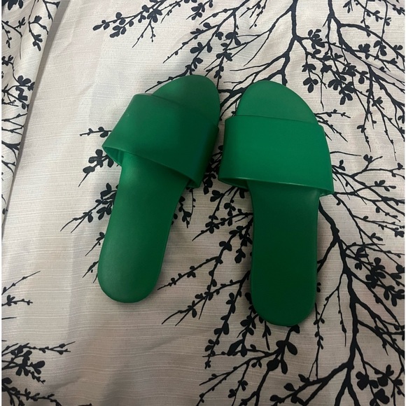 Green size 6 sandals. - Picture 2 of 4